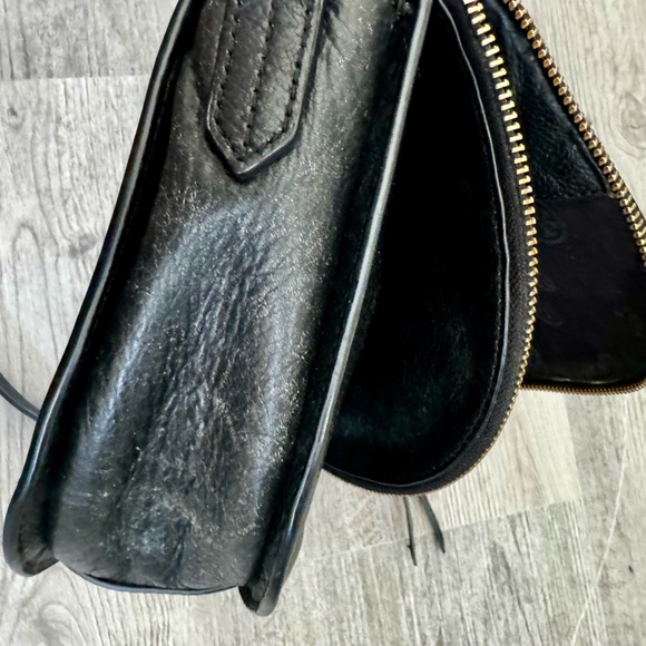 Tory Burch - Authentic Leather Crescent Crossbody Bag with Tory Dust Bag - Picture 11 of 15